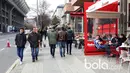 Fans dan Wisatawan menikmati kuliner di kawasan Stadion Riazor jelang laga La Liga Spanyol antara Deportivo La Coruna melawan Barcelona. (Bola.com/Okky Herman Dilaga)