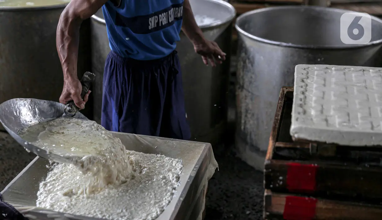 Pekerja memproduksi tahu di kawasan Duren Tiga Raya, Jakarta, Kamis (24/2/2022). Produsen tahu tempe kembali berproduksi usai aksi mogok selama tiga hari karena harga kedelai yang naik hingga menyentuh Rp12.000 dari semula Rp9.500 per kg dalam beberapa bulan terakhir. (Liputan6.com/Faizal Fanani)