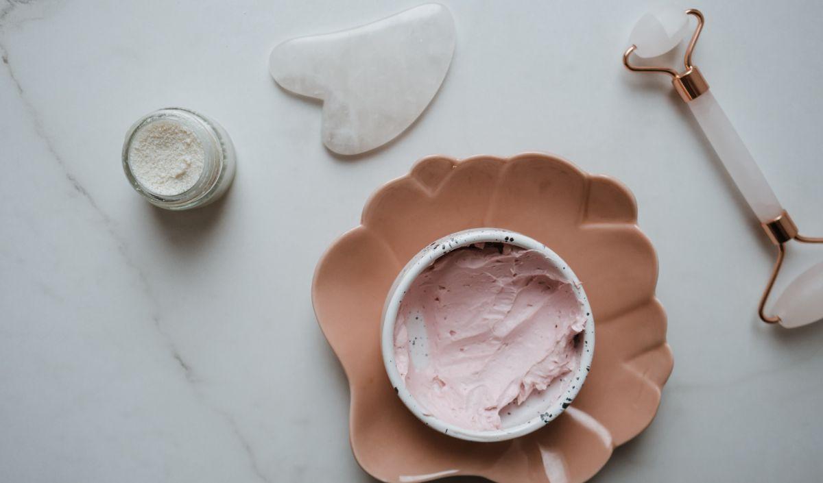 Kunci kulit yang cerah, awet muda, dan bebas kusam adalah memberinya semua nutrisi yang diperlukan. Mempelajari apa saja jenis vitamin yang baik untuk kulit kusam dapat membantu Anda memilih dengan tepat mana yang terbaik untuk kulit Anda.