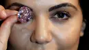 Model menunjukkan berlian "The Pink Star" sebelum dilelang oleh Sotheby di London, 20 Maret 2017. Berlian 59,60 karat ini kembali dilelang bulan depan dengan harga penawaran awal 60 juta dollar AS atau sekitar Rp 798 miliar. (AP Photo/Kirsty Wigglesworth)