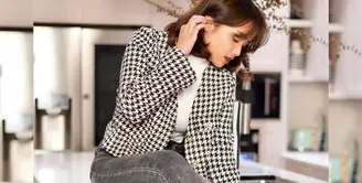 Tweed blazer akan membuatmu terlihat sangat mahal.&nbsp;(instagram/fuji_an)