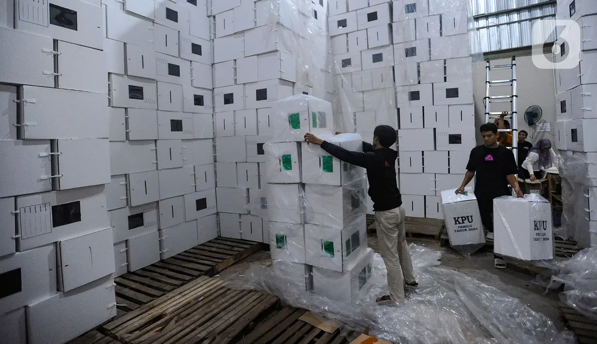 Selain itu, setiap orang termasuk petugas pelipat, anggota Bawaslu, bahkan anggota KPU yang ingin memasuki area logistik surat suara juga tidak diperkenankan membawa tas. (merdeka.com/Arie Basuki)