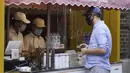 Orang-orang membeli minuman di zona katering outdoor Pasar Chelsea, New York, Amerika Serikat, 7 September 2020. Sebagian toko katering dan retail di Pasar Chelsea telah kembali beroperasi di tengah pandemi COVID-19. (Xinhua/Wang Ying)