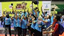 Pemain dan tim voli Jakarta Elektrik PLN merayakan kemenangan usai mengalahkan Jakarta Pertamina Energi di Grand Final Proliga 2017 di GOR Among Rogo, Yogyakarta (23/4). Mereka unggul 3-2 (25-20, 24-26, 25-22, 18-25, 15-11). (Liputan6.com/Johan Tallo)