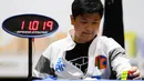 Seorang peserta mengikuti kejuaraan kubus Rubik Dunia di Saint Denis, Paris, Prancis (16/7). Dalam kejuaraan ini terdapat banyak kategori perlombaan yg dipertandingkan. (AFP Photo/Geoffroy Van Der Hasselt)