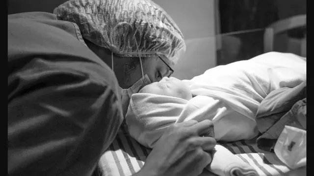 Dimas Anggara unggah momen pertama kali mengadzani anak pertamanya.