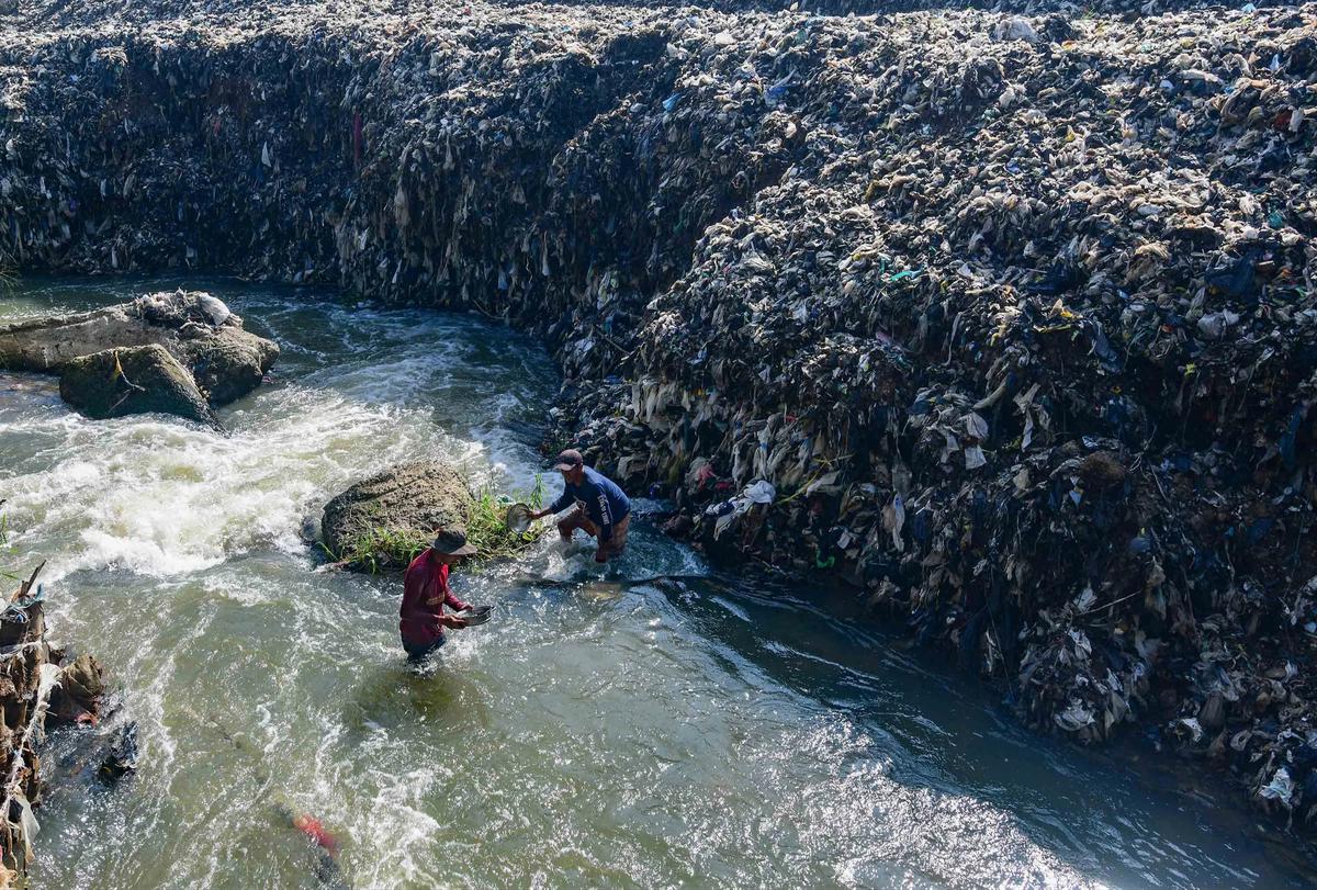 FOTO: Aliran Kali Pesanggrahan Menyempit Akibat Longsoran Sampah TPA Cipayung
