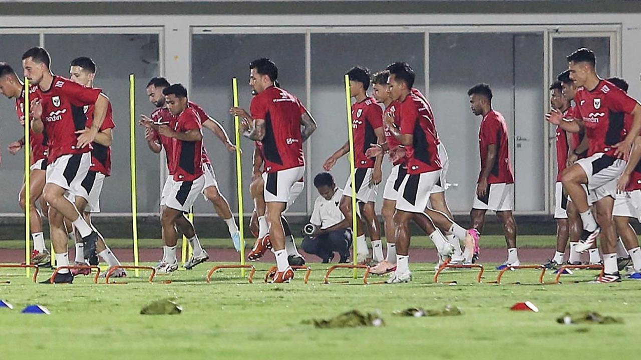 FOTO: Erick Thohir Pantau Langsung Latihan Timnas di Senayan
