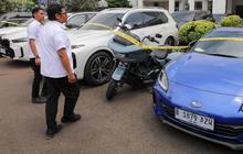 FOTO: Penampakan Barang Bukti Senilai Rp167 Miliar dari Kasus Judi Online Komdigi, Ada Mobil Mewah hingga Senjata Api