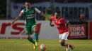 Kapten PS TNI, Legimin Raharjo, menarik baju dari gelandang Persija, Ramdani Lestaluhu, pada laga Torabika Soccer Championship 2016 di SUGBK, Jakarta, Jumat (11/6/2016). Persija berhasil menang 1-0 atas PS TNI. (Bola.com/Vitalis Yogi Trisna)