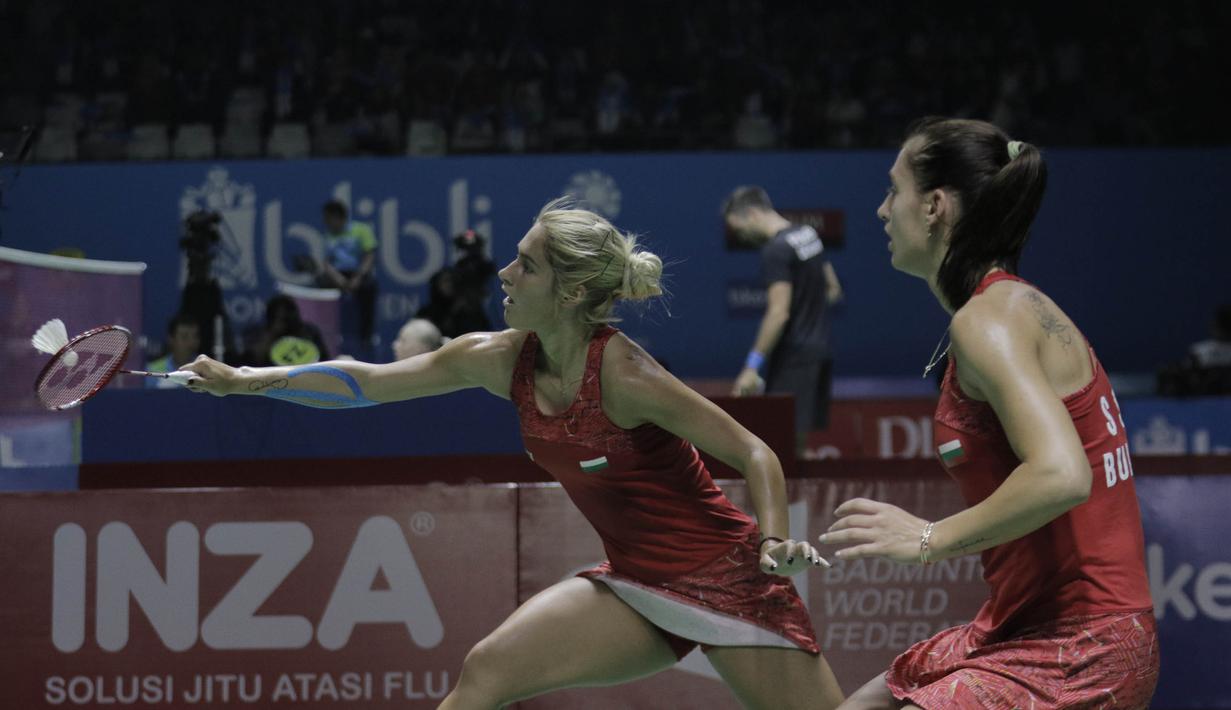 Ganda putri Bulgaria, Stefani Stoeva/Gabriela Stoeva, saat melawan wakil Korsel, Lee So Hee/Shin Seung Chan, pada Indonesia Open di Istora Senayan, Rabu, (4/7/2018). Stoeva bersaudara takluk 21-15 10-21 22-20. (Bola.com/M Iqbal Ichsan)