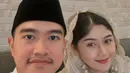 Erina Gudono dan Kaesang Pangarep terlihat serasi dengan busana muslim nuansa putih cokelat. Erina Gudono terlihat kenakan kaftan dan kerudung lace cokelat. Sedangkan Kaesang kenakan baju koko putih dengan bordir emas. [@erinagudono]