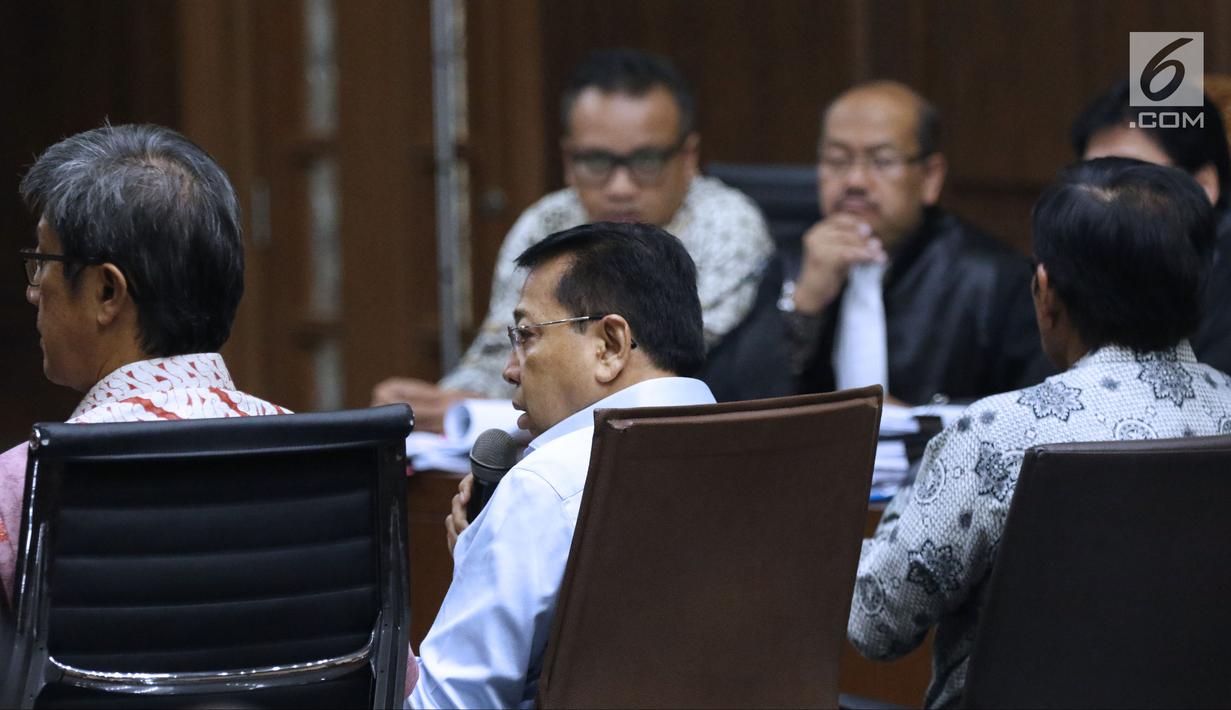 Setya Novanto (kedua kiri) menjawab pertanyaan saat menjadi saksi sidang lanjutan dugaan korupsi pengadaan e-KTP dengan terdakwa Irvanto Hendra Pambudi dan Made Oka Masagung di Pengadilan Tipikor, Jakarta, Selasa (18/9). (Liputan6.com/Helmi Fithriansyah)