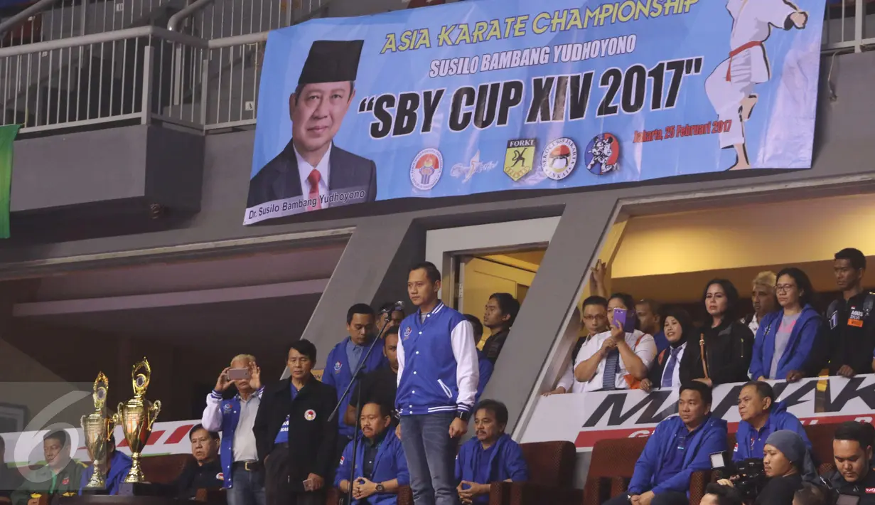 Agus Yudhoyono mengikuti upacara pembukaan Asia Karate Championship (SBY) CUP XIV 2017 di Kelapa Gading, Jakarta Utara, Sabtu (25/2). Agus juga menyampaikan harapannya terkait kejuaraan karate SBY cup ini. (Liputan6.com/Helmi Afandi)