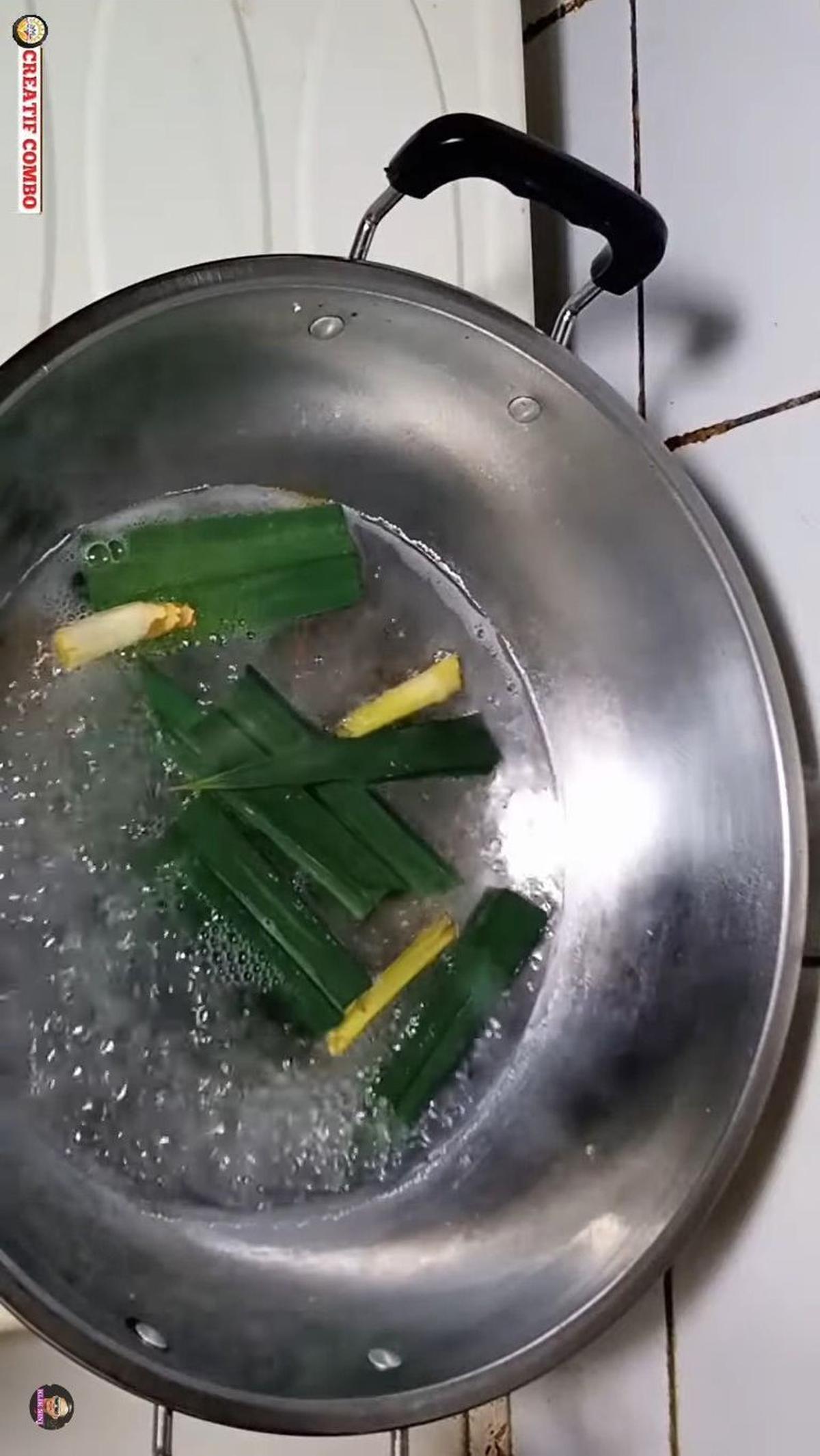 Masukkan Daun Pandan dan Daun Serai