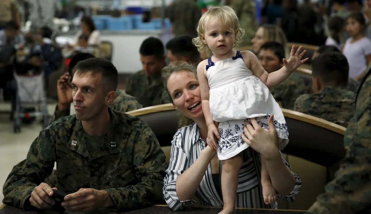 Keluarga militer berkumpul menghadiri resepsi Natal dengan Presiden AS Barack Obama  di Marine Corps Base Hawaii di Kaneohe Bay, Hawaii (25/12/2015). (REUTERS/Jonathan Ernst)