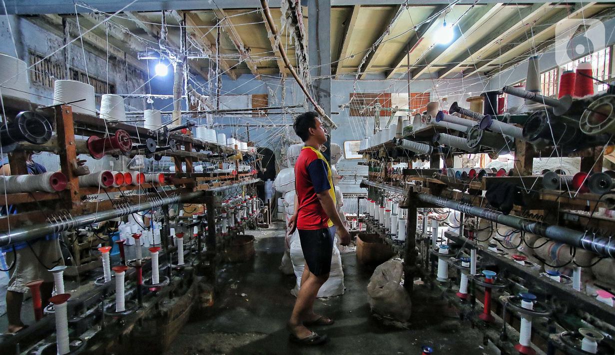 Aktivitas pekerja benang di Kebayoran Lama, Jakarta, Kamis (19/1/2023). Pemerintah menargetkan penyaluran Kredit Usaha Rakyat (KUR) pada Tahun 2023 sebesar Rp460 triliun atau jumlah ini naik 23,32 persen dari tahun 2022 yang sebesar Rp373 triliun. (Liputan6.com/Angga Yuniar)
