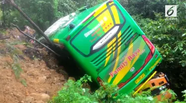 Akibat longsor jalur kendaraan dari Padang menuju Solok masih terputus. Material longsor setinggi 2 meter masih menutupi badan jalan.