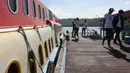 Sejumlah pemain Malut United turun dari kapal setelah tiba di Kota Sofifi, Maluku Utara. (Bola.com/Okie Prabhowo)