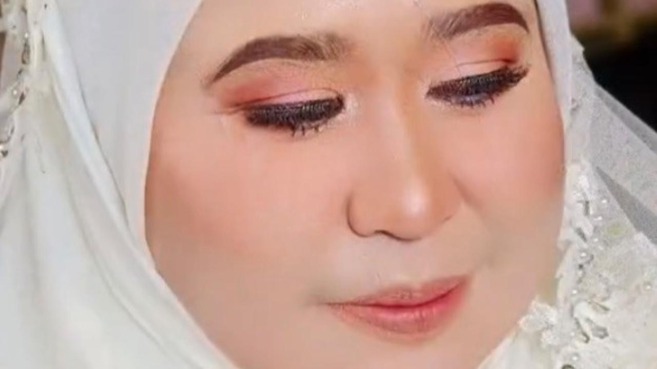 Warganet memuji hasil make up MUA ini. Emak-emak ini pun juga dipuji berparas cantik. Warganet membanjiri video tersebut dengan komentar.