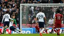 Pemain Tottenham Hostpur, Harry Kane (kedua kiri) membobol gawang Liverpool pada pekan kesembilan Liga Premier Inggris di Wembley, Minggu (22/10). Liverpool menelan pil pahit dipermalukan Tottenham Hotspur 1-4. (AP/Frank Augstein)