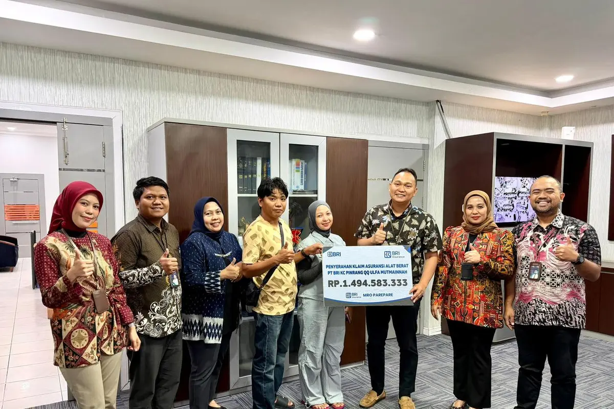 BRI Insurance menyerahkan klaim asuransi alat berat Rp 1,4 miliar kepada nasabah. (Dok BRINS)