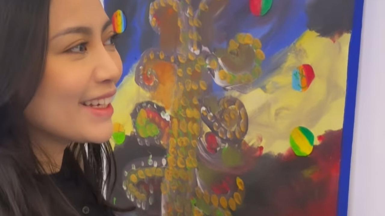 Karya Xabiru ini sangat bagus, sampai-sampai Rachel Vennya memujinya dan ingin membeli gambar tersebut, meskipun sudah sold out.