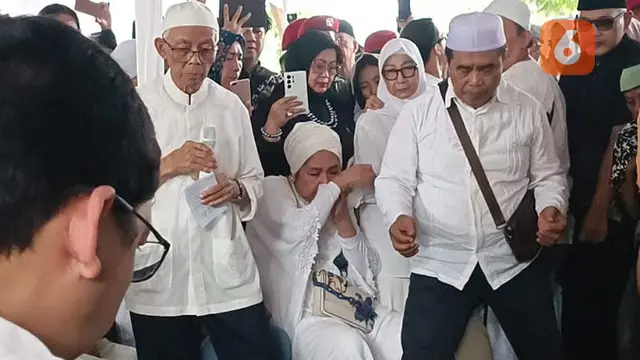 Proses pemakaman jenazah Titiek Puspa