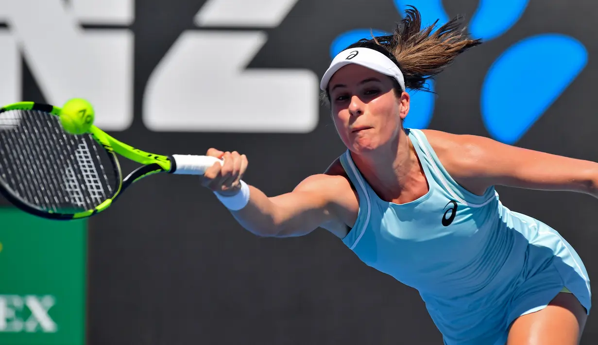Petenis Inggris, Johanna Konta melakukan pukulan ke petenis AS, Bernarda Pera pada babak kedua turnamen Australia Terbuka 2018 di Melbourne, Kamis (18/1). Konta yang ada di peringkat 10 dunia dijungkalkan dua set langsung 4-6, 5-7. (AP/Andy Brownbill)