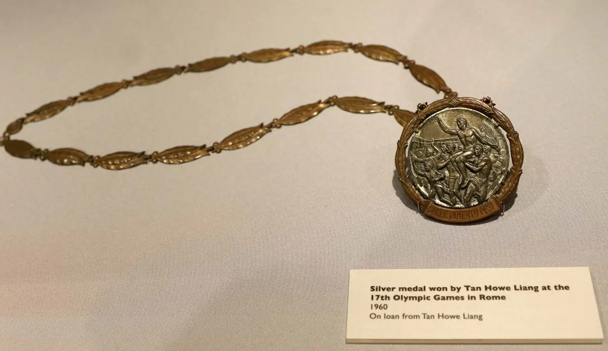 Medali perak Olimpiade Roma tahun 1960 pun di pamerkan di Museum Olah Raga Singapura. (Bola.com/Arief Bagus)