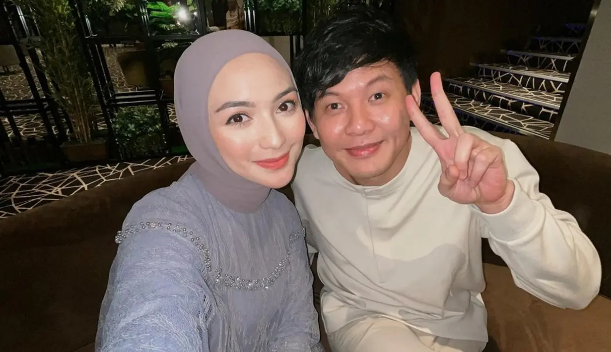 Citra Kirana bagikan potret pertemuannya dengan Andi Arsyil di Instagram. Punya kesibukan masing-masing, keduanya tentu susah untuk bertemu jika tidak ada momen tak disengaja ataupun project yang mempertemukan keduanya. Dalam sinetron Tukang Bubur Naik Haji tahun 2012 silam, Citra dan Andi Arsyil berperan sebagai suami istri, bahkan keduanya sempat didoakan untuk berjodoh di dunia nyata. (Liputan6.com/IG/@citraciki)