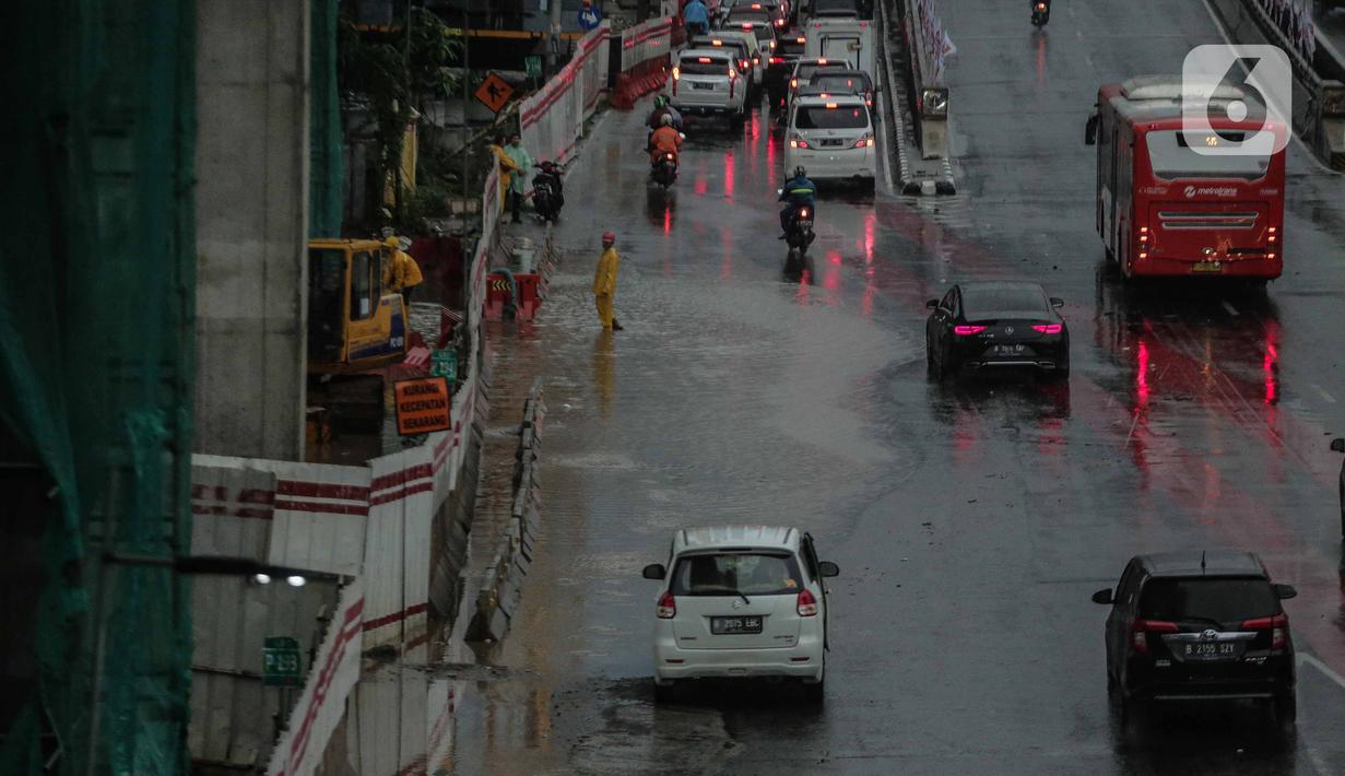 Kendaraan bermotor terjebak kemacetan di ruas Tol Dalam Kota (Dalkot), Jakarta, Selasa (17/12/2019). Air hujan sempat menggenangi sebagian ruas Tol Dalam Kota  untuk arah Kuningan arah Cawang hingga sempat membuat lalu lintas tersendat. (Liputan6.com/Faizal Fanani)