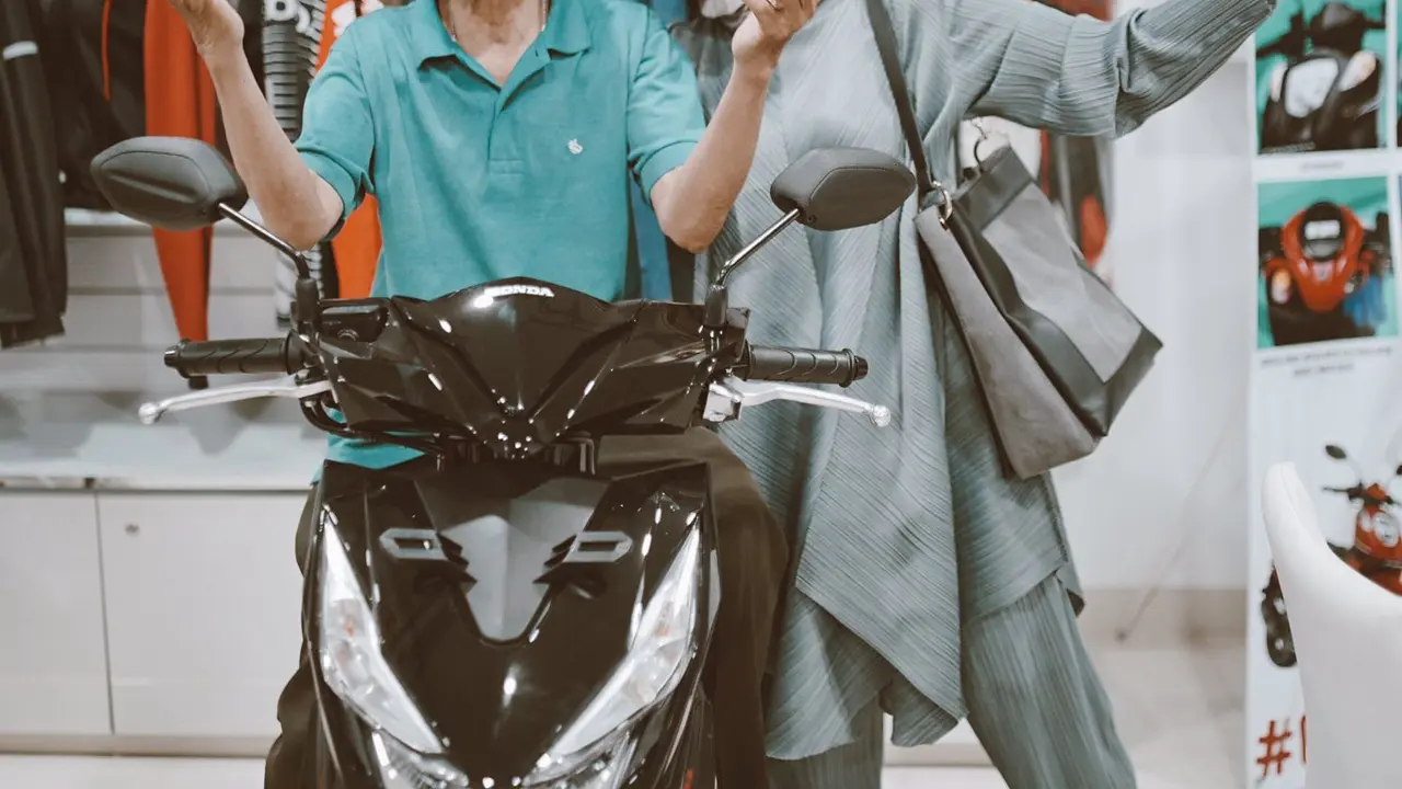 Kisah Haru Driver Ojol Lansia dapat Bantuan Rp 100 Juta