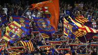 Suporter Barcelona saat melawan Valencia pada laga La Liga di Stadion Camp Nou, Sabtu (14/9). Barcelona menang 5-2 atas Valencia. (AP/Joan Monfort)