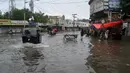 Becak mobil melewati jalan yang banjir setelah hujan monsun lebat, di Hyderabad, Pakistan, Rabu (24/8/2022). Hujan deras telah memicu banjir bandang dan mendatangkan malapetaka di sebagian besar Pakistan sejak pertengahan Juni, menyebabkan 903 orang tewas dan sekitar 50.000 orang kehilangan tempat tinggal, kata badan bencana negara itu. (AP Photo/Pervez Masih)