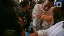 Uang itu diserahkan Maqdir atas nama kliennya Irwan Hermawan untuk recovery terhadap hal-hal yang beredar selama ini terkait kasus BTS Kominfo. (Liputan6.com/Faizal Fanani)