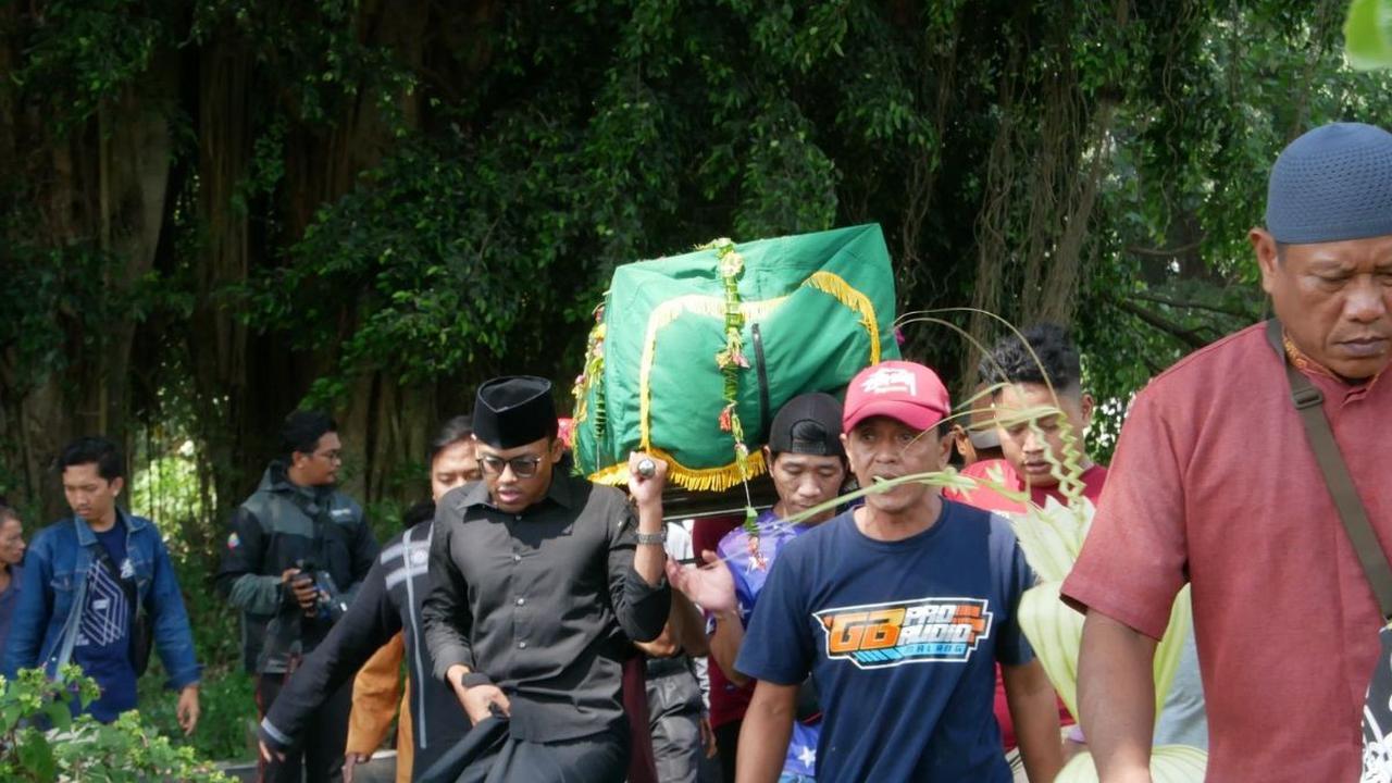 “Anaknya memang pendiam sukanya main game dan belajar berbahasa Rusia otodidak lewat internet,” katanya saat ditemui, Sabtu (5/8).