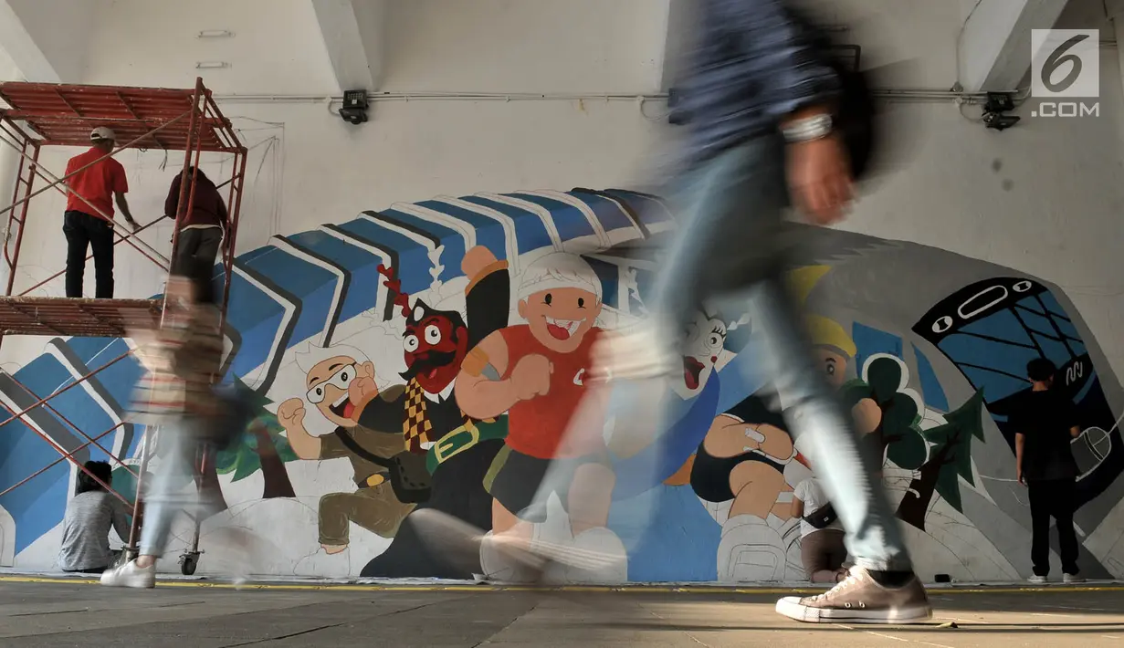 Pejalan kaki saat melintasi mural Wajah Baru Jakarta di terowongan Jalan Kendal, Jakarta, Kamis (20/6/2019). Mural tersebut dibuat dalam rangka menyambut HUT ke-492 DKI Jakarta sekaligus mempercantik lingkungan. (merdeka.com/Iqbal S. Nugroho)