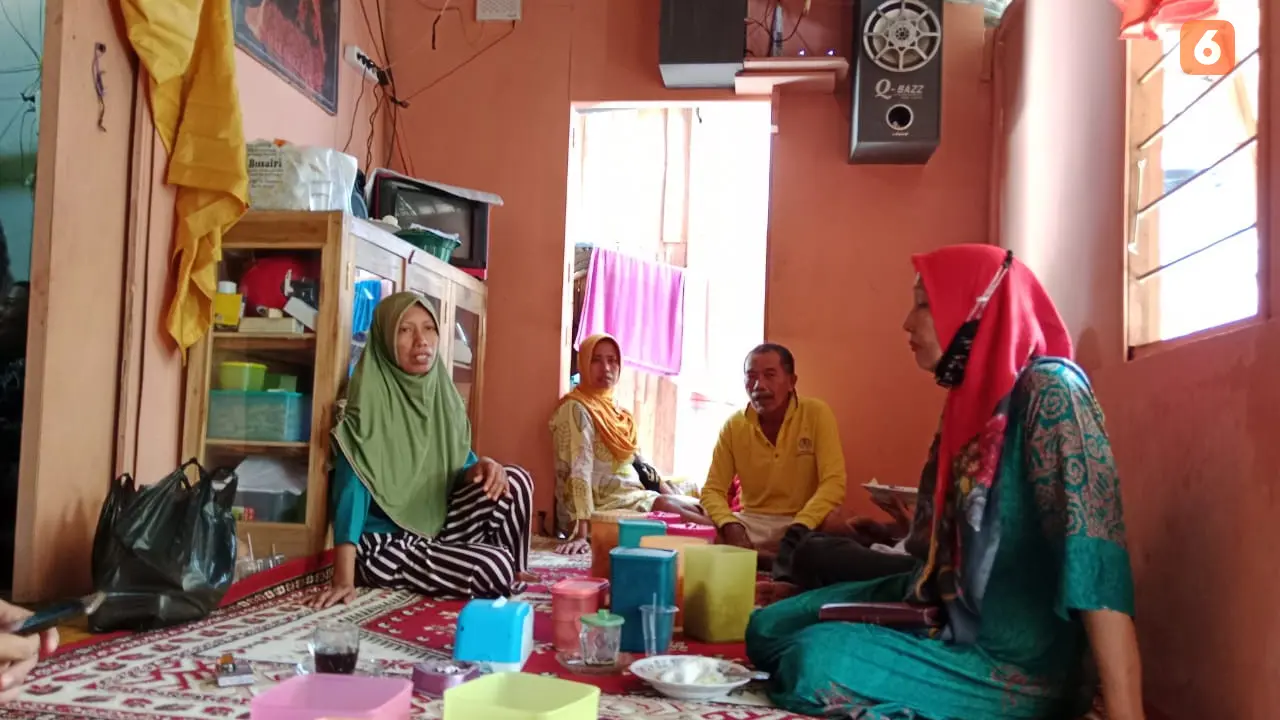 Keluarga korban RS pesilat yang tewas dalam ujian kenaikan sabuk di Banyuwangi merasakan duka mendalam (Hermawan Arifianto/Liputan6.com)