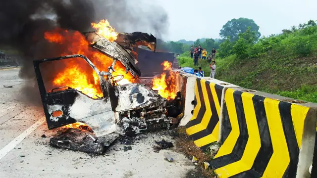 Mobil yang terbakar akibat kecelakaan di Tol Madiun-Nganjuk KM 631 pada Kamis, 3 Desember 2020 (Foto: Dok Istimewa)