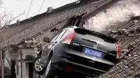 Segmen 3: Mobil Tabrak Atap Rumah di China