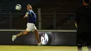 Pemain depan Arema Cronus, Cristian Gonzales, mencoba menahan bola saat berlatih di Stadion GBK Jakarta, (5/8/2014). (Liputan6/Helmi Fithriansyah)