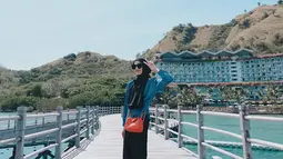 Sempat disebut badannya terlihat terlalu kurus oleh banyak netizen. Sosok Alyssa Soebandono pun sempat mencuri perhatian. Tidak sedikit para penggemar yang menanyakan keadaannya karena khawatir. Pemeran sinetron Upik Abu dan Laura ini pun tidak terlalu menanggapi ungkapan netizen yang menyebutnya terlalu kurus tersebut. (Liputan6.com/IG/@ichasoebandono)