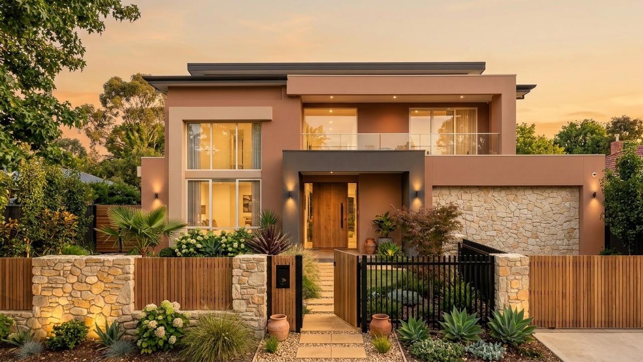 Warna Terracotta Cat Luar Rumah Dipadukan dengan Pagar Earthy