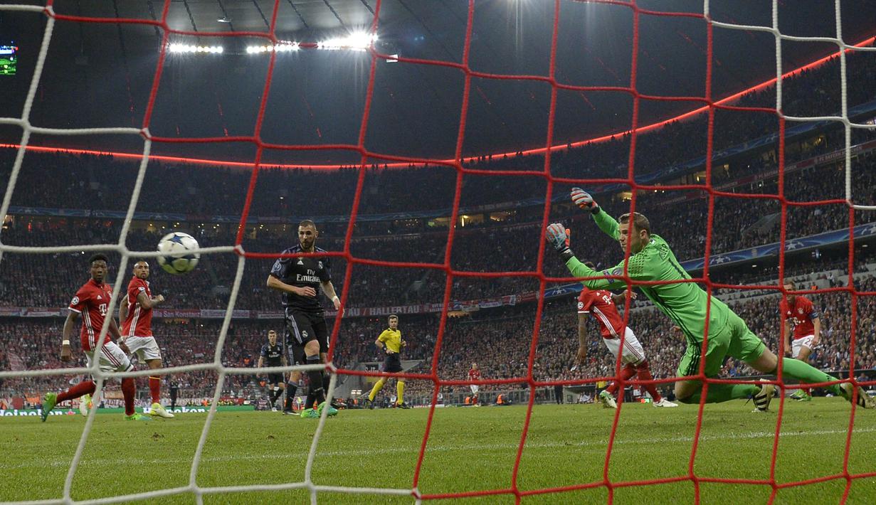 Kiper Bayern Munchen, Manuel Neuer, gagal menghalau bola yang masuk ke gawangnya. Real Madrid menciptakan 11 tendangan ke arah gawang sementara Bayern Munchen hanya menghasilkan dua tendangan yang tepat sasaran. (AFP/Lluis Gene)