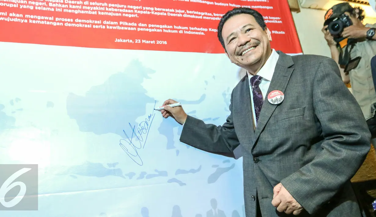 Koordinator APDI Otto Hasibuan membubuhkan tanda tangan usai pembacaan deklarasi Advokat Pengawal Demokrasi Indonesia (APDI), Jakarta, Rabu (23/3/2016). (Liputan6.com/Yoppy Renato)