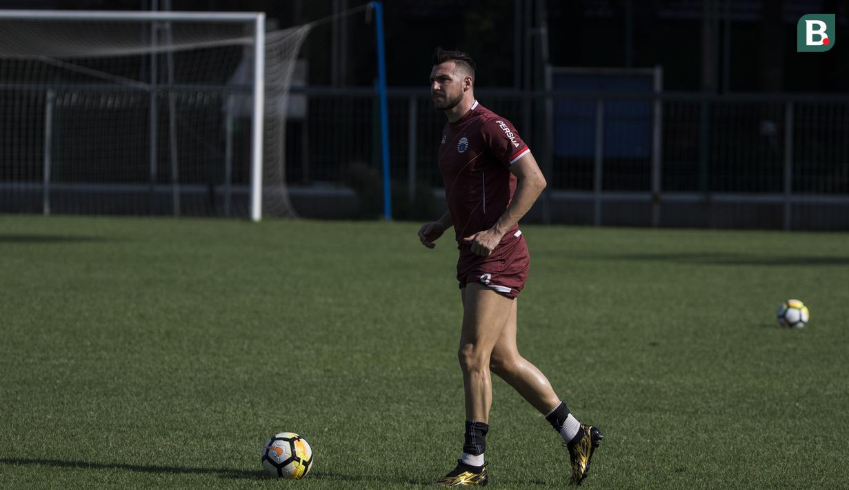 Pemain Persija Jakarta, Marko Simic, menggiring bola saat latihan di Lapangan ABC, Jakarta, Jumat (30/3/2018). Latihan ini persiapan jelang laga Liga 1 melawan Arema FC. (Bola.com/Vitalis Yogi Trisna)