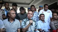 Kapolda Metro Jaya Irjen M Iriawan memberikan keterangan terkait penangkapan Ridwan alias Ius Pane di Bandara Halim Perdanakusuma, Minggu (1/1). Ius Pane adalah tersangka terakhir perampokan di Pulomas yang berhasil ditangkap. (Liputan6.com/Faizal Fanani)