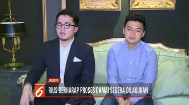 Youtuber Rius Vernandes yang viral karena mengunggah menu makanan tulis tangan bertemu Garuda Indonesia untuk menyelesaikan kasus secara kekeluargaan.