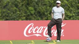 Co-Owner Inter Miami sekaligus mantan pesepak bola, David Beckham memantau latihan timnya menjelang pertandingan pembuka Piala Dunia Antarklub 2025 melawan Al Ahly di Florida Blue Training Center, Florida, Amerika Serikat, Jumat (13/06/2025) waktu setempat. (AP Photo/Lynne Sladky)